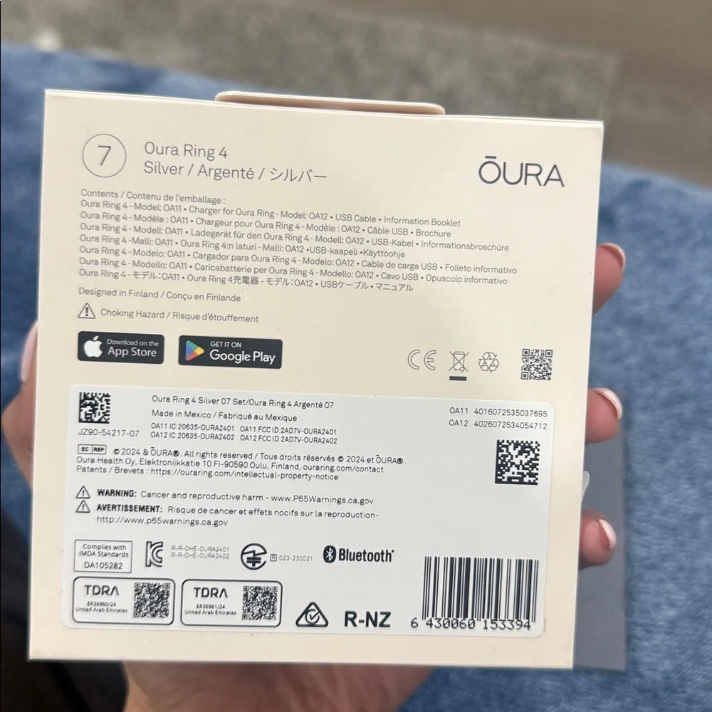 Oura Ring 4 - Silver and Black